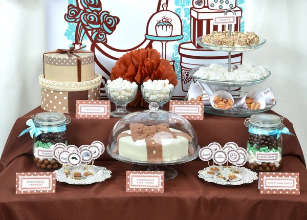 Table fantaisie avec bonbons bonbons, gâteau, guimauves, zéphyr , — Photo