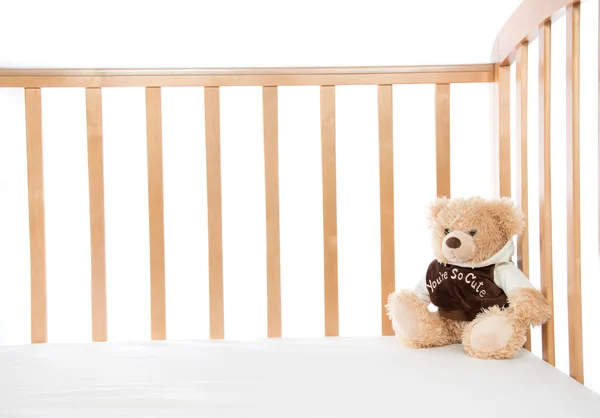 Cama de bebê com ursinho de pelúcia para criança — Fotografia de Stock