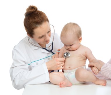 Doktor veya hemşire çocuk bebek hasta kalp steth ile auscultating
