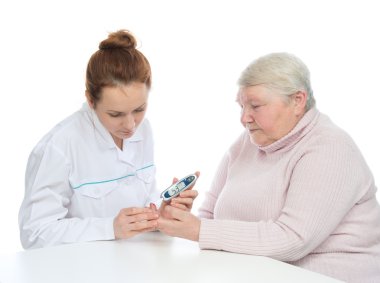 glikoz düzeyi kan testi ölçme doktor yaşlı kadın