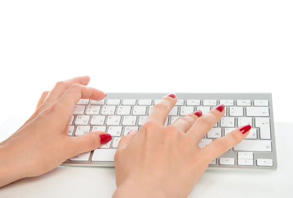 Manos escribiendo en el teclado remoto del ordenador inalámbrico —  Fotos de Stock