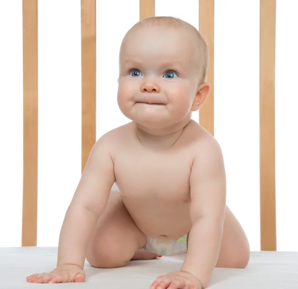 Bayi bayi perempuan di tempat tidur kayu melihat ke atas — Stok Foto