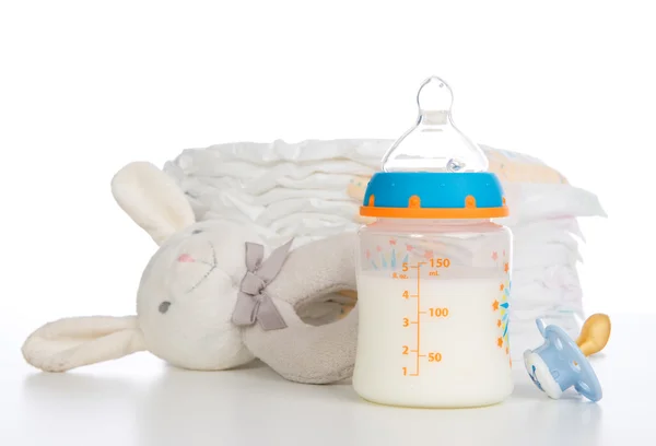 Pilha de fraldas para recém-nascidos, chupeta de mamilo, coelhinho de saco de feijão — Fotografia de Stock