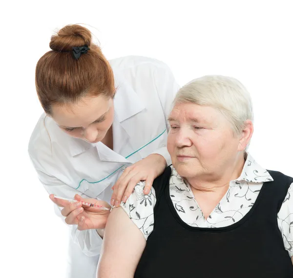 Medico rendendo paziente anziana donna un braccio insulina sottocutanea — Foto Stock