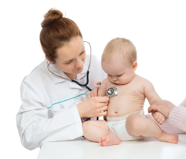 Médico o enfermero auscultando el corazón del paciente del bebé del niño con steth —  Fotos de Stock