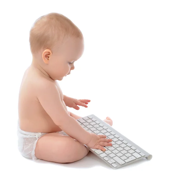 Niño niño niño sentado manos tecleando teclado de ordenador inalámbrico —  Fotos de Stock