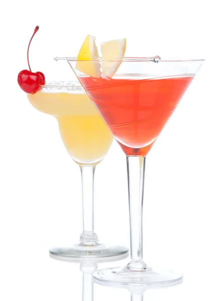 Zwei Cocktailgetränke gelbe Margarita-Kirsche und tropische Martini — Stockfoto