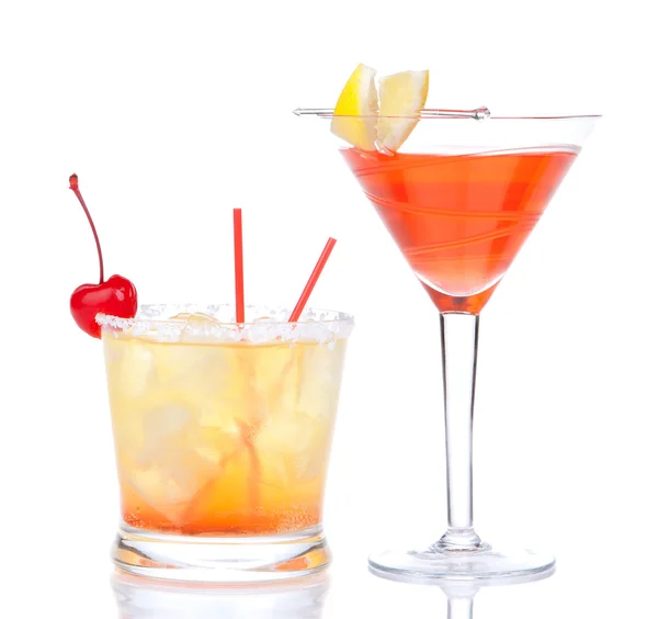 Två drinkar röda alkohol cosmopolitan cocktail inredda — Stockfoto