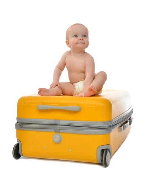 Glückliches Kind Baby Kleinkind sitzt auf gelbem Kunststoff Reisekoffer — Stockfoto