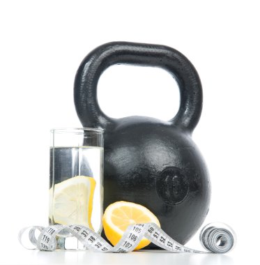 mezura ve içme cam ile büyük siyah fitness ağırlık
