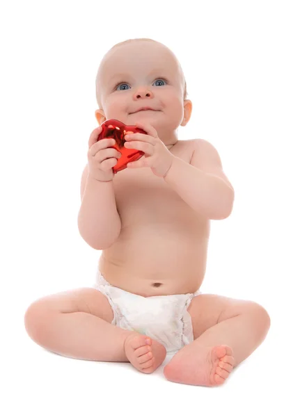 Valenti için kırmızı kalp hediye ile oturan genç çocuk bebek toddler — Stok fotoğraf