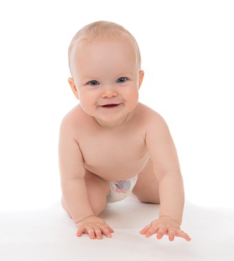 otururken veya mutlu gülümseyerek sürünerek küçük çocuk bebek toddler