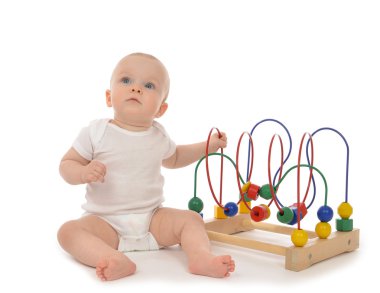 oturma ve ahşap eğitici oyuncak oynayan çocuk bebek toddler