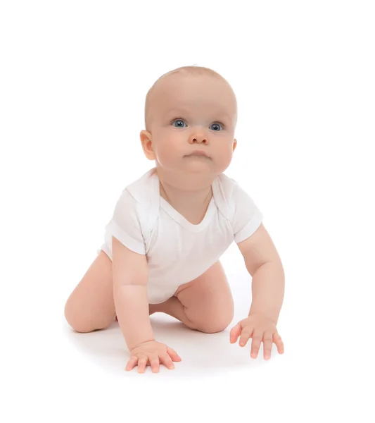 9 maand kind baby peuter zitten of kruipen gelukkig lachend — Stockfoto