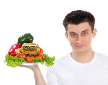tabak taze sağlıklı sebze salatası burger ile genç adam sa