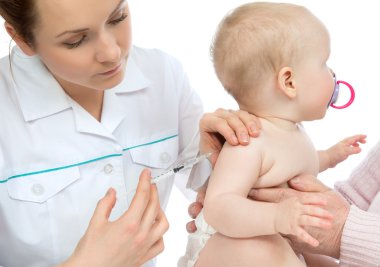 Doktorlar el ile çocuk bebek grip enjeksiyon s telkih şırınga