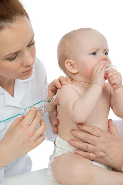 Médicos de la mano con jeringa vacunando al bebé con la inyección de gripe infantil — Foto de Stock