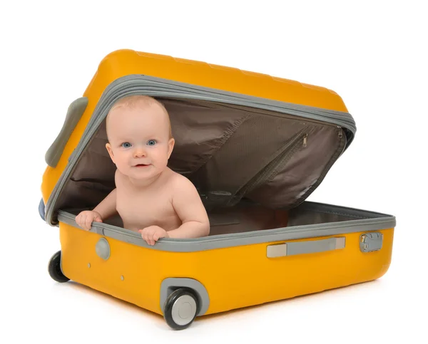Maluch szczęśliwe niemowlę dziecko siedzi w suitc żółty podróży z tworzyw sztucznych — Zdjęcie stockowe