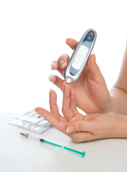 Пацієнт з діабетом, який вимірює рівень глюкози в крові — стокове фото