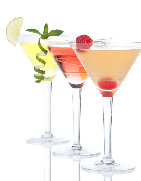 Birçok kokteyli içki mai tai, tropikal martini, tekila sunrise — Stockfoto