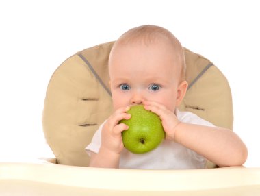 Yeşil elma beze oturuyor ve mutlu bir çocuk bebek toddler 