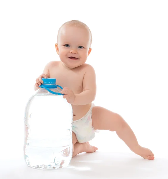 Nyfödda barn baby flicka sitter med en stor flaska vatten — Stockfoto