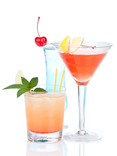 Três coquetéis coquetel cosmopolita de álcool vermelho — Fotografia de Stock