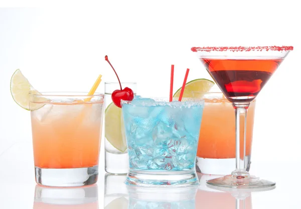 Cocktails red alcohol cosmopolitan cocktailini cocktails glass a — Stock Photo, Image