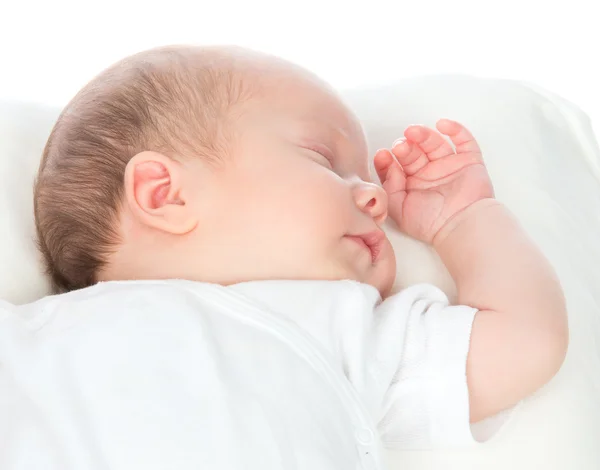 Criança recém-nascida bebê menina dormindo de costas em shir branco — Fotografia de Stock