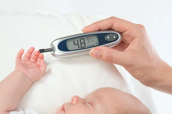 Pomiar poziomu glukozy badanie krwi z cukrzyca dziecka dziecko — Zdjęcie stockowe