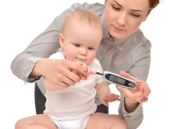 Mäta glukos nivå blodprov från diabetes barn baby — Stockfoto
