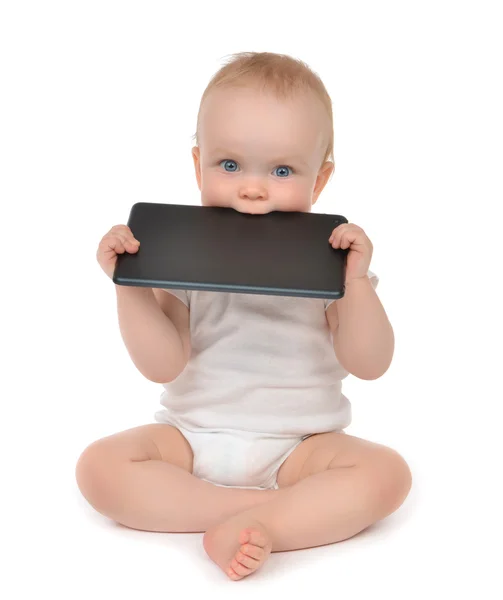 Criança infantil bebê criança comendo tablet digital computador móvel — Fotografia de Stock