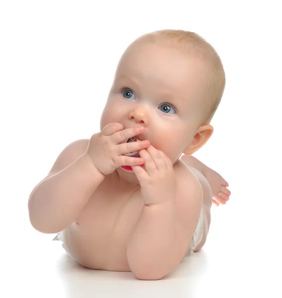 Meisje van de baby kind liggen gelukkig houden baby tepel fopspeen — Stockfoto