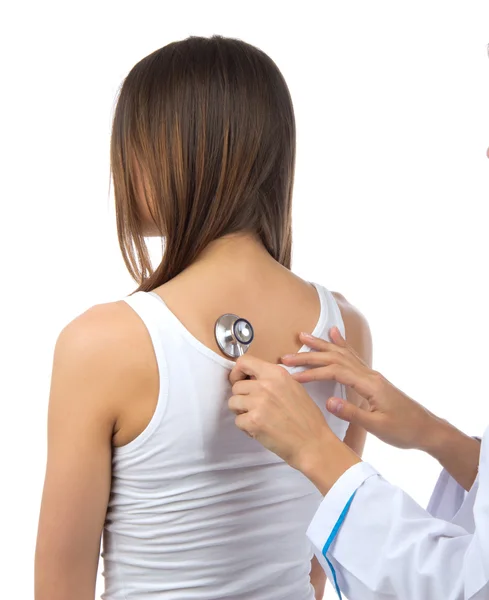 Läkare sjuksköterska auscultating ung patient kvinna av stetoskop — Stockfoto