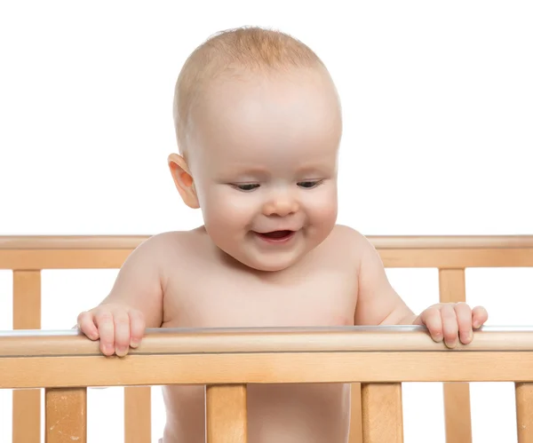 Nyfödda barn pojke i trä säng tittar ner — Stockfoto