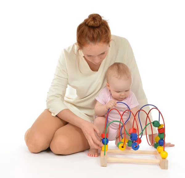 Mutter Kind Baby Säugling spielt Lernspielzeug aus Holz — Stockfoto