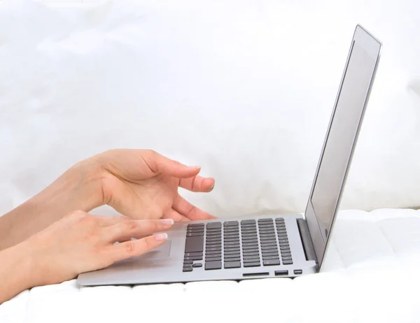 Manos escribiendo en el teclado remoto del ordenador inalámbrico —  Fotos de Stock