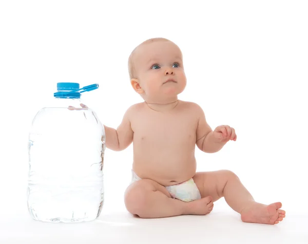 Niño bebé niña sentada con un biberón grande de agua potable —  Fotos de Stock