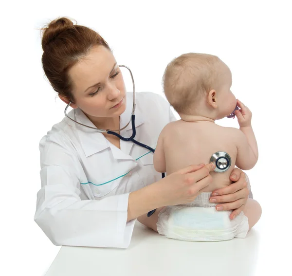 Médico auscultar niño bebé paciente corazón con estetoscopio —  Fotos de Stock