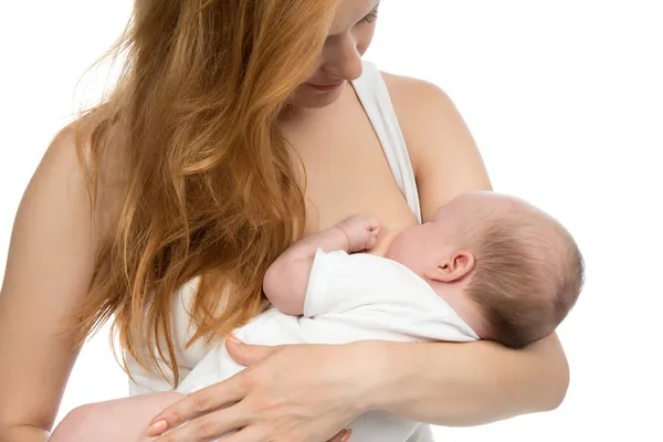 Mujer madre joven amamantando a su bebé bebé —  Fotos de Stock