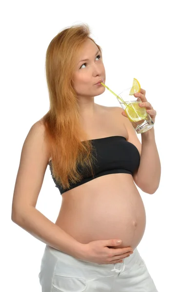 Mujer embarazada bebiendo agua con jugo de limón — Foto de Stock