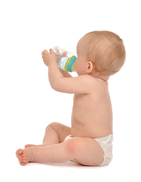 Criança infantil bebê criança sentado e água potável da fe — Fotografia de Stock