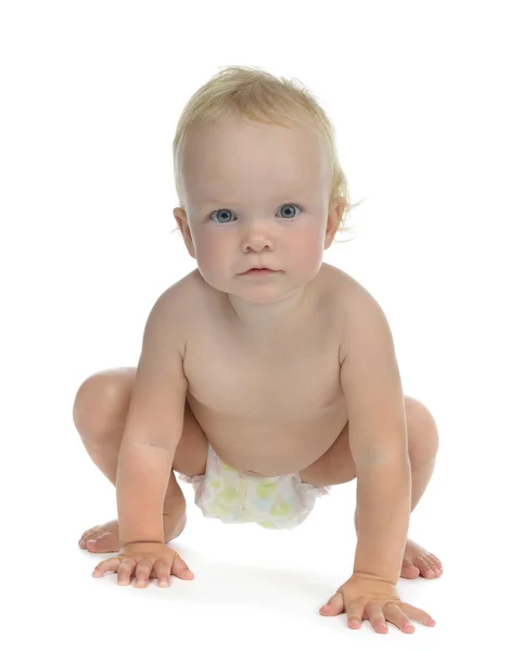 Nyfödda barn baby flicka småbarn sitter eller kryper glada leende — Stockfoto