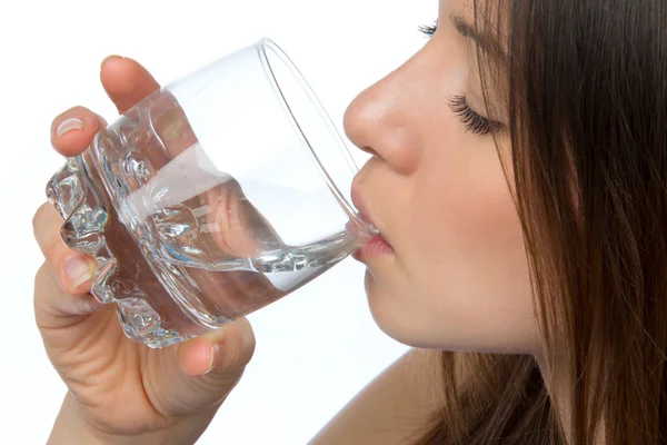 Donna che beve acqua dal vetro — Foto Stock