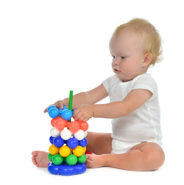 Niemowlę dziecko dziecko chłopca maluch gry z piramidy w ręku — Zdjęcie stockowe