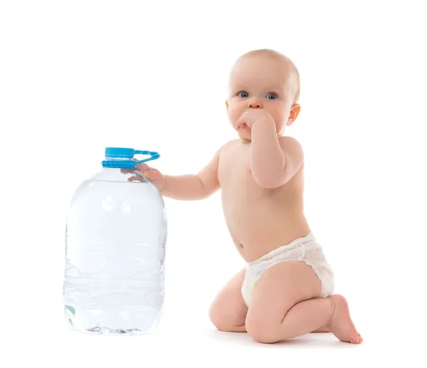 Niño bebé niña sentada con un biberón grande de agua potable —  Fotos de Stock
