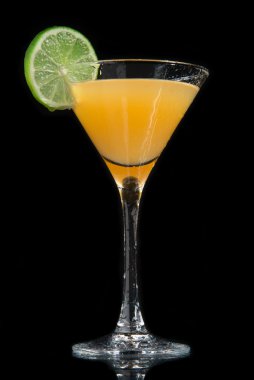 Sarı ananas ile martini kokteyl cam kireç kokteyl