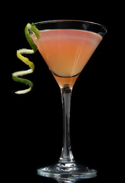 Yellow red cocktail decorated with lime in martini cocktails gla — Stock Photo, Image