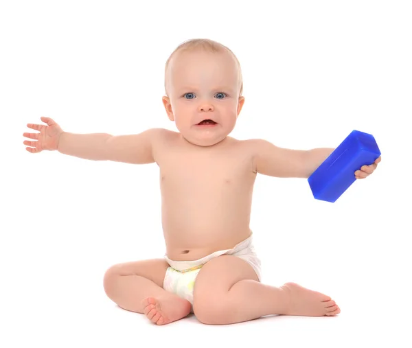 Новорожденная девочка малышка сидит и ест голубую игрушку — стоковое фото