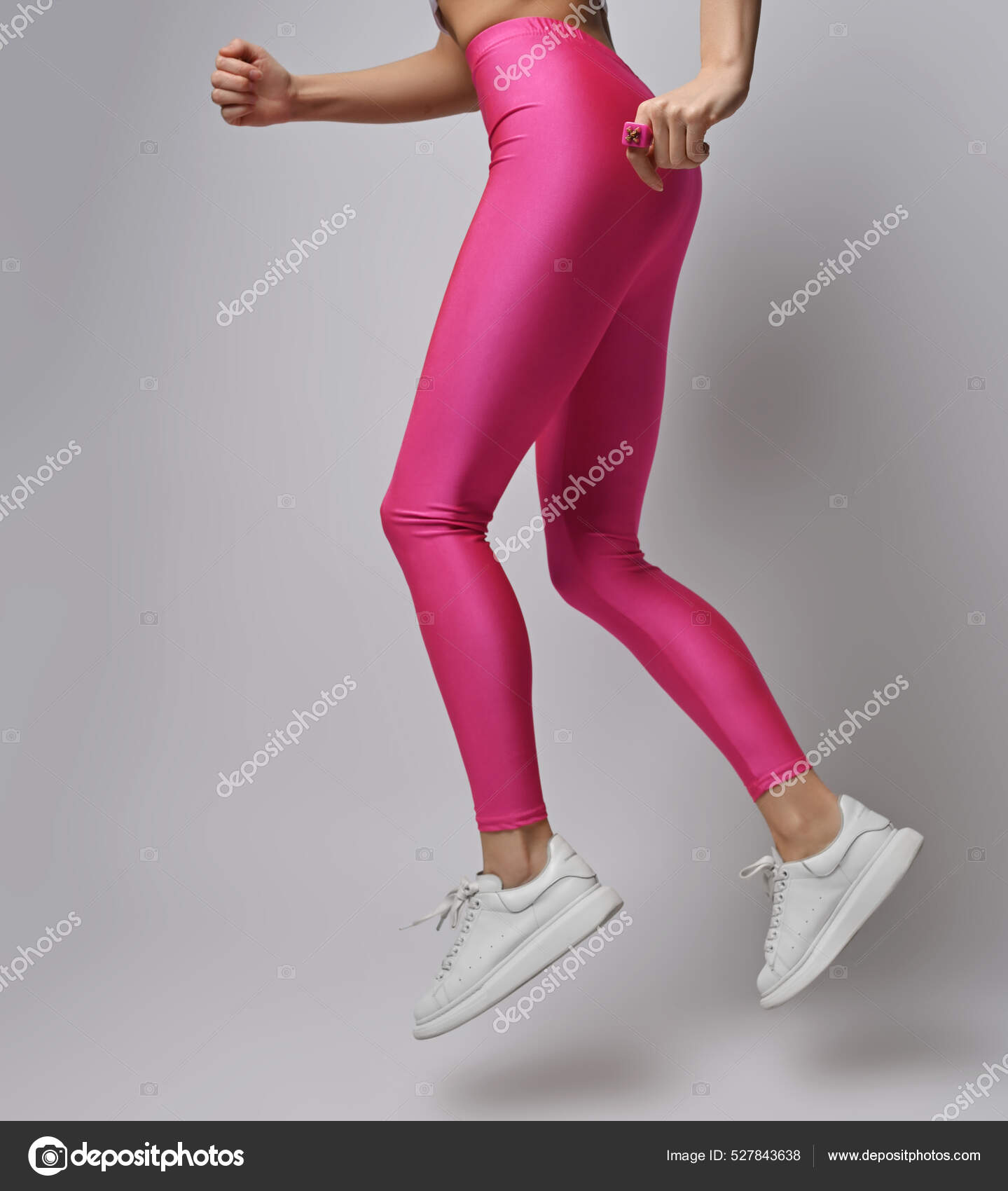 Primer plano de mujer delgada deportiva en leggings rosa y zapatillas  blancas hace ejercicios deportivos, correr, trotar, saltar: fotografía de  stock © dml5050 #527843638